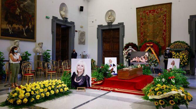 Imagen de la capilla ardientes de la cantante italiana Raffaella Carrà en Roma.
