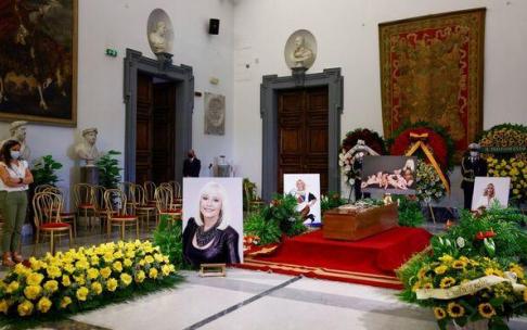 Imagen de la capilla ardientes de la cantante italiana Raffaella Carrà en Roma. Imagen de la capilla ardientes de la cantante italiana Raffaella Carrà en Roma.
