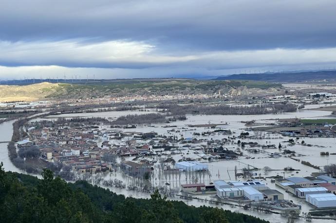 Vista general de la parte nueva de Funes, el polígono y los campos inundados