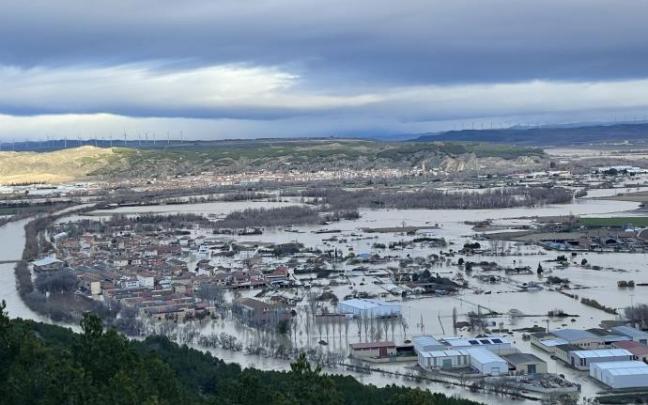 Vista general de la parte nueva de Funes, el polígono y los campos inundados