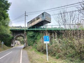 Las cabinas del funicular lucen ya su imagen histórica.