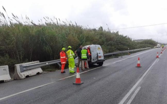 Una furgoneta sufre un accidente en Oliva, Valencia.