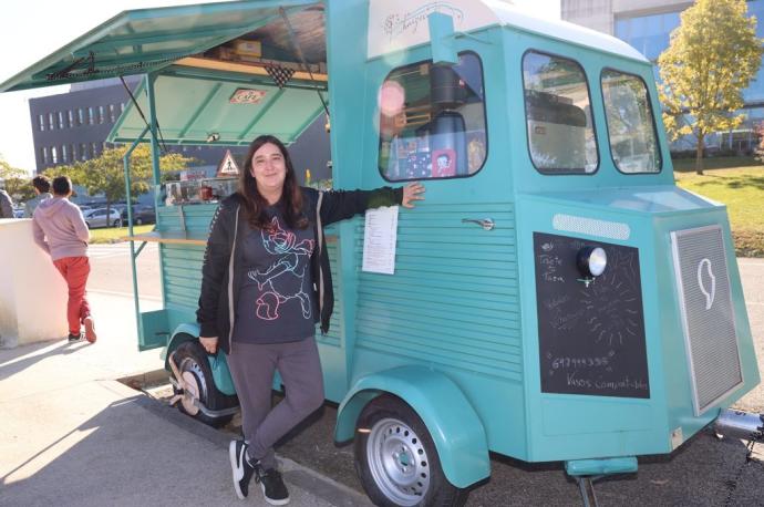 Lucía Jiménez Peña posa junto a su 'food truck', que cada día sirve cafés en la Ciudad de la Innovación.