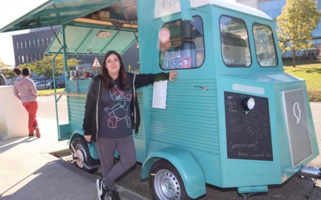 Lucía Jiménez Peña posa junto a su 'food truck', que cada día sirve cafés en la Ciudad de la Innovación. Lucía Jiménez Peña posa junto a su 'food truck', que cada día sirve cafés en la Ciudad de la Innovación.