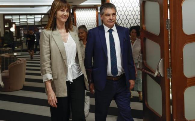 La consejera y el viceconsejero de Trabajo y Empleo, Idoia Mendia y Alfonso Gurpegui.