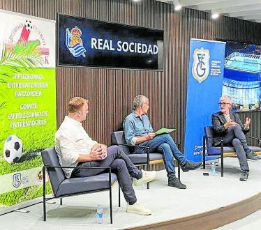 Roberto Olabe conversa con Sid Lowe y Manu Díaz (presidente de la Federación Guipuzcoana), en el centro, en la charla de ayer. Foto: FGF