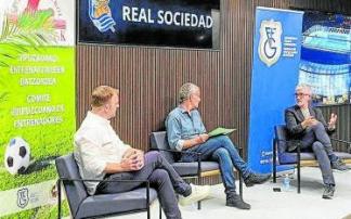 Roberto Olabe conversa con Sid Lowe y Manu Díaz (presidente de la Federación Guipuzcoana), en el centro, en la charla de ayer. Foto: FGF