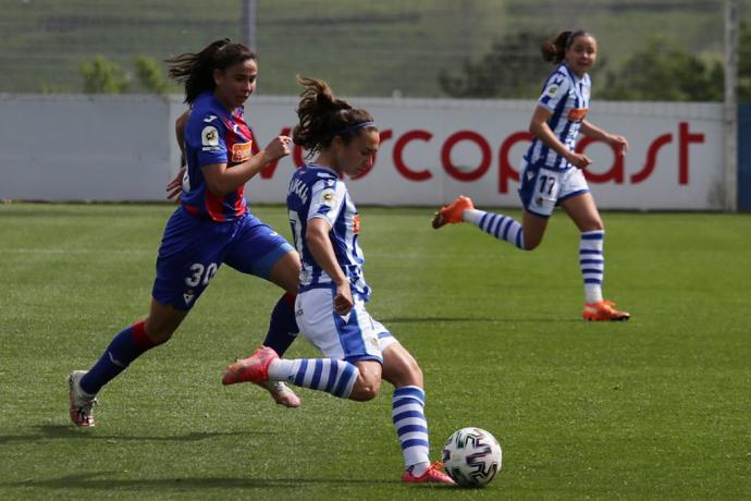 Nahikari avanza con el balón en el derbi de la Real contra el Eibar