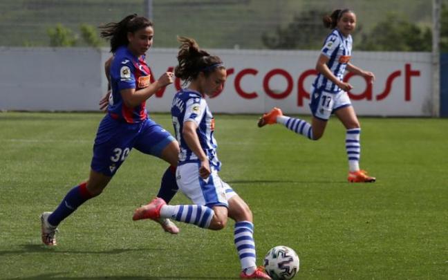 Nahikari avanza con el balón en el derbi de la Real contra el Eibar Nahikari avanza con el balón en el derbi de la Real contra el Eibar