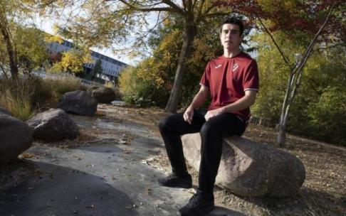 Ibai Goikoetxea, con la equipación de paseo del Eibar, en Sarriguren.