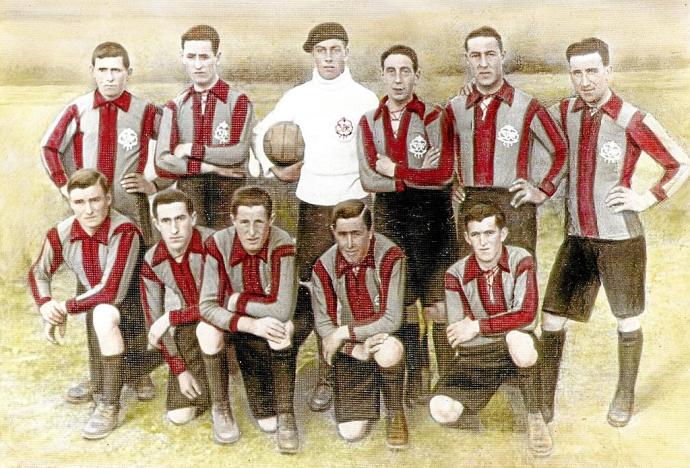 Equipo de la Sociedad La Esperanza. Arriba, de i a d: Eulalio Arizcuren, Pascasio Ibiricu, Manuel Asurmendi, Cecilio Alzueta, Juan Luzuriaga y Salvador Úriz. Abajo: Vicente Elizari, Damián Erro, Esteban Osácar, Eugenio Ibiricu y Miguel Eraso.