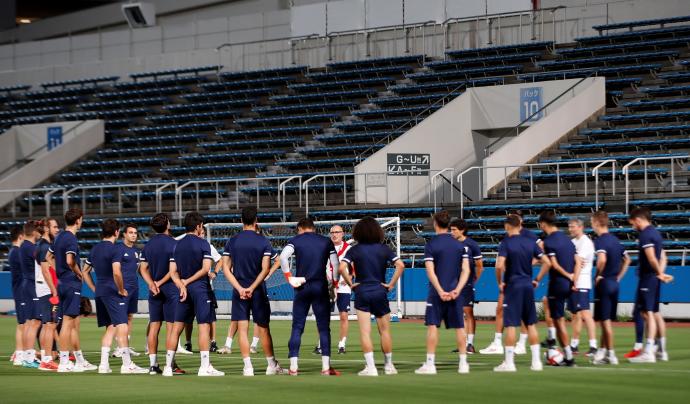 Luis de la Fuente habla con sus jugadores antes del entrenamiento en Yokohama.