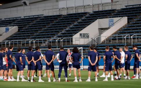 Luis de la Fuente habla con sus jugadores antes del entrenamiento en Yokohama. Luis de la Fuente habla con sus jugadores antes del entrenamiento en Yokohama.