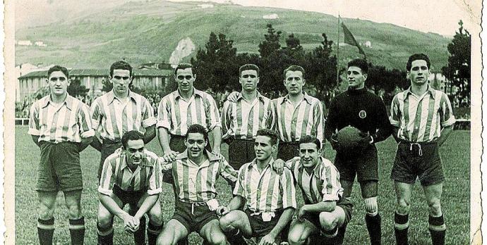 Un Méndez sin cumplir los 19 años en su primera temporada albiazul. 7 de noviembre de 1943. Tolosa 1-2 Alavés (Tercera División). De pie (izda. a dcha.): Vitoria, Corral, Ubis II, Galar, Horacio, Ramón Alberola y 'Divino'. Agachados (izda. a dcha.): Basar