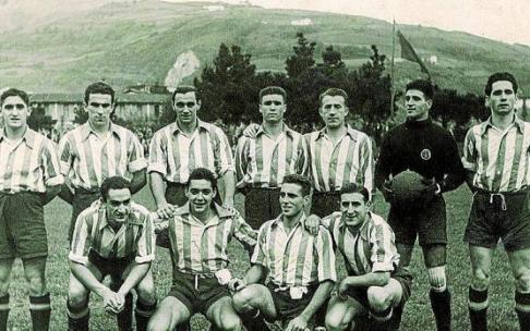 Un Méndez sin cumplir los 19 años en su primera temporada albiazul. 7 de noviembre de 1943. Tolosa 1-2 Alavés (Tercera División). De pie (izda. a dcha.): Vitoria, Corral, Ubis II, Galar, Horacio, Ramón Alberola y 'Divino'. Agachados (izda. a dcha.): Basar Un Méndez sin cumplir los 19 años en su primera temporada albiazul. 7 de noviembre de 1943. Tolosa 1-2 Alavés (Tercera División). De pie (izda. a dcha.): Vitoria, Corral, Ubis II, Galar, Horacio, Ramón Alberola y 'Divino'. Agachados (izda. a dcha.): Basar