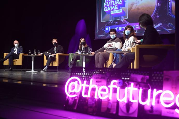 Mesa redonda celebrada hoy en la Sala BBK tras la presentación de la encuesta.