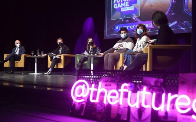 Mesa redonda celebrada hoy en la Sala BBK tras la presentación de la encuesta.