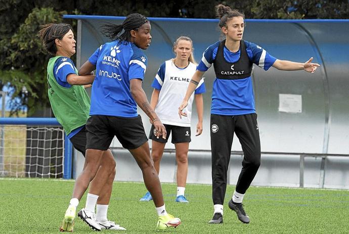 Ohale y Sanadri, en primer plano, durante un entrenamiento de esta temporada con las Gloriosas. Foto: Alex Larretxi