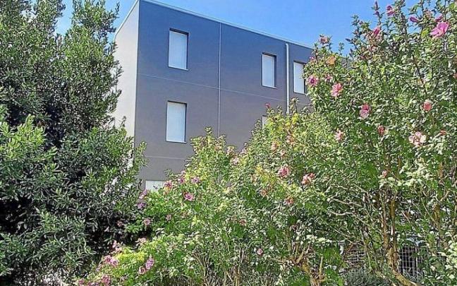 Vista del edificio de Emigración de Irun, con la fachada renovada, desde su jardín interior. Foto: N.G.