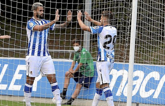 Willian José y Robert Navarro celebran el gol del brasileño previa asistencia del futbolista catalán.