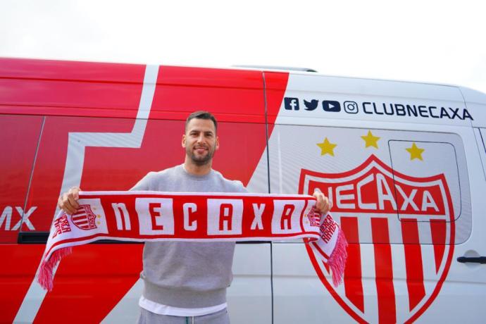 Edgar Méndez, con la bufanda del Necaxa.