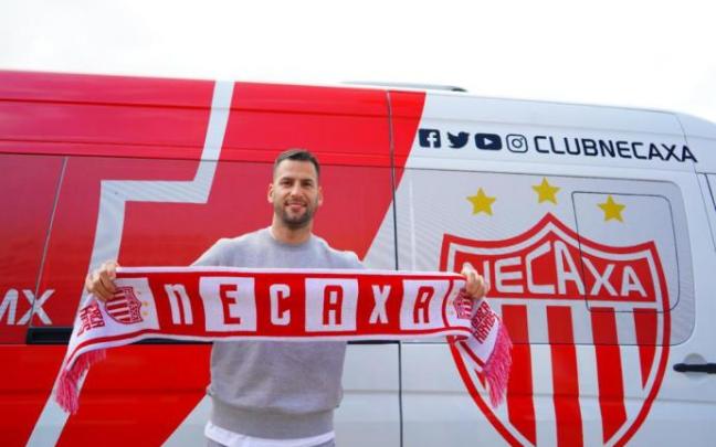 Edgar Méndez, con la bufanda del Necaxa.