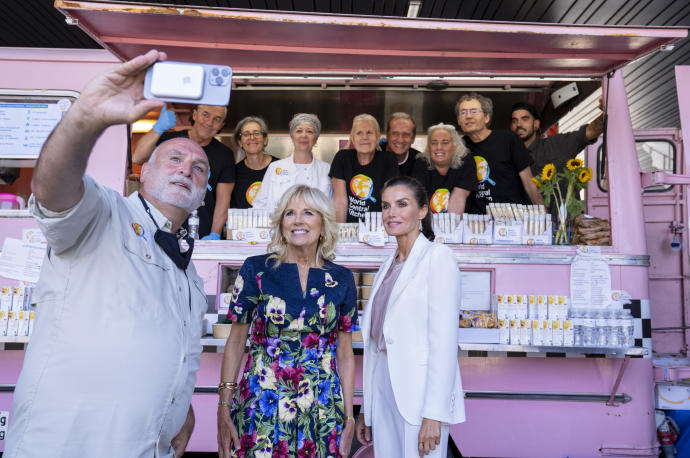Jill Biden y José Andrés se hacen un selfie junto a la reina Letizia en la furgoneta de World Central Kitchen.