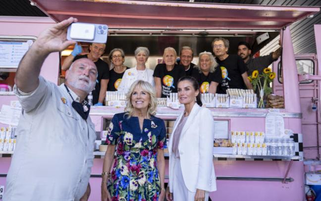 Jill Biden y José Andrés se hacen un selfie junto a la reina Letizia en la furgoneta de World Central Kitchen. Jill Biden y José Andrés se hacen un selfie junto a la reina Letizia en la furgoneta de World Central Kitchen.