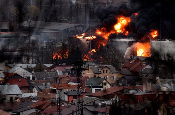 Humo oscuro y llamas se elevan de un incendio tras el ataque aéreo a la ciudad de Lviv, en el oeste de Ucrania.