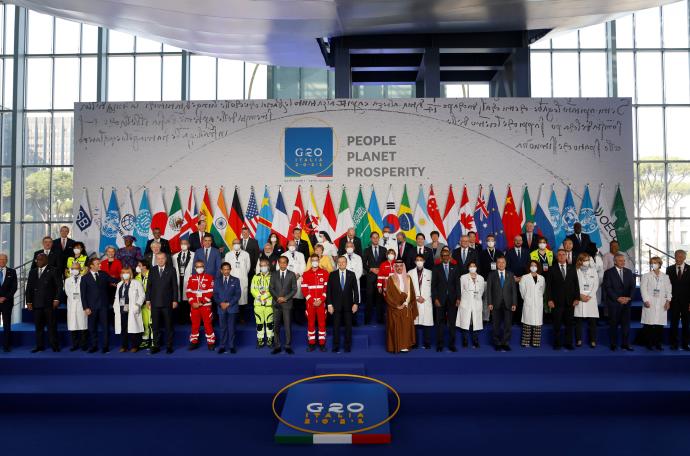 Varios sanitarios se han unido a los líderes mundiales en la 'foto de familia' de la cumbre.