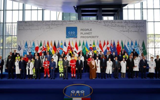 Varios sanitarios se han unido a los líderes mundiales en la 'foto de familia' de la cumbre. Varios sanitarios se han unido a los líderes mundiales en la 'foto de familia' de la cumbre.