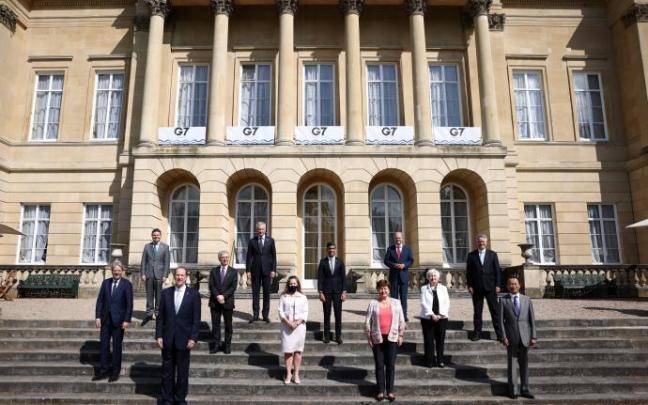 Foto de grupo de los ministros del G7 . Foto de grupo de los ministros del G7 .
