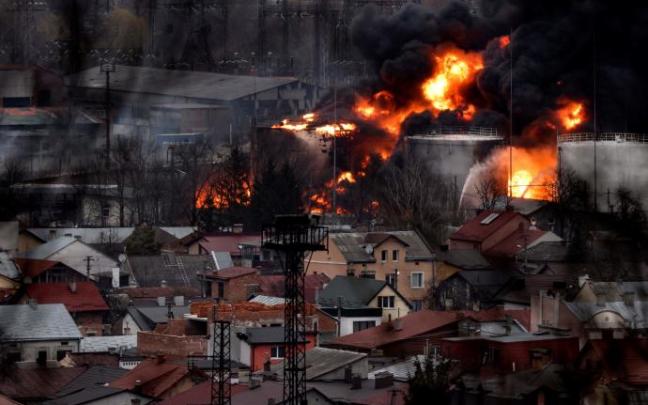 Humo oscuro y llamas se elevan de un incendio tras el ataque aéreo a la ciudad de Lviv, en el oeste de Ucrania.