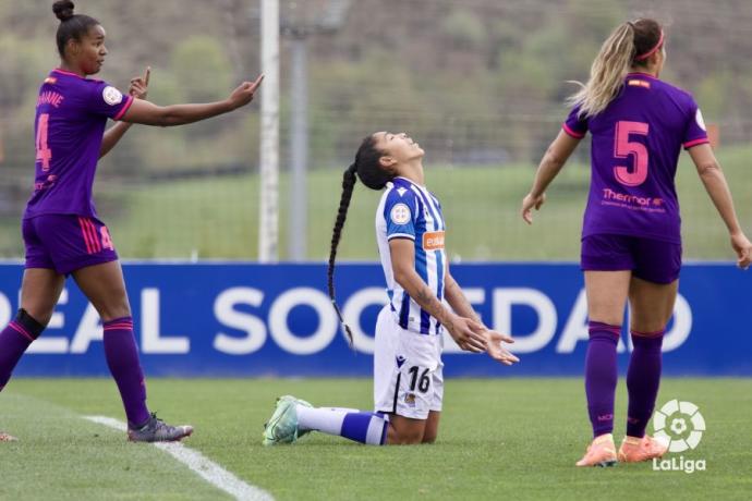 Gaby se lamenta de una ocasión fallada ante la portería del Madrid CFF.