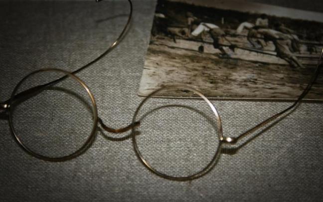 Gafas sobre fotografía antigua.