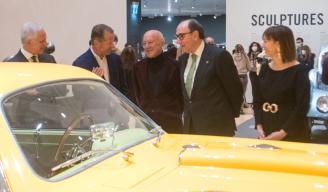 Diess, junto a Galán, explica las características de uno de los automóviles de la muestra.