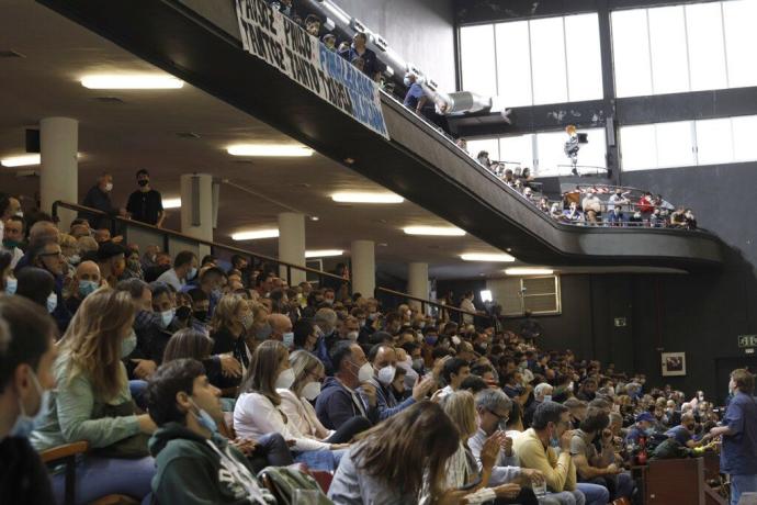 El frontón de Galarreta lleno durante un partido de remonte.