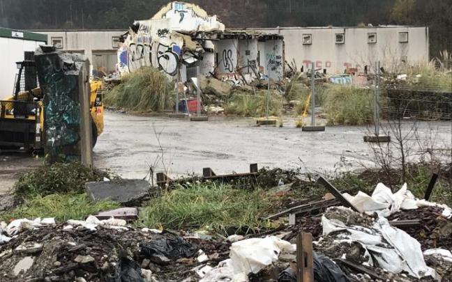 La parcela de Gorosibai llegó a estar en un evidente estado de abandono y suciedad. La parcela de Gorosibai llegó a estar en un evidente estado de abandono y suciedad.