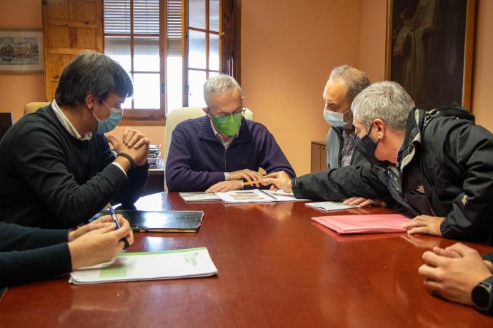 Reunión mantenida en Jaca entre la delegación de Galdakao y el alcalde de la localidad oscense.