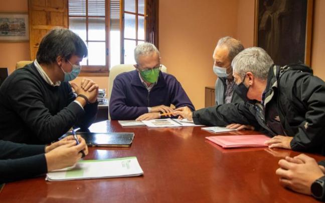Reunión mantenida en Jaca entre la delegación de Galdakao y el alcalde de la localidad oscense. Reunión mantenida en Jaca entre la delegación de Galdakao y el alcalde de la localidad oscense.