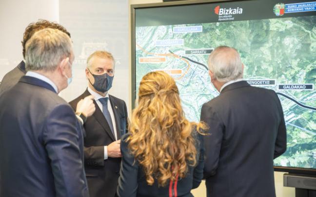 Sagardui atiende a los detalles del plan para llevar el metro al hospital de Galdakao-Usansolo.