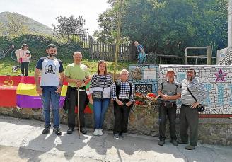 La concejala Nagore Orella, con vecinos y familiares de José Antonio Carballo. Fotos: Galdamesko Udala