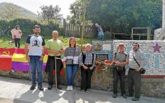 La concejala Nagore Orella, con vecinos y familiares de José Antonio Carballo. Fotos: Galdamesko Udala