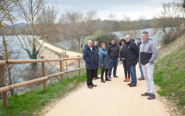 Los responsables institucionales, este lunes en el nuevo tramo de la Ruta Verde.