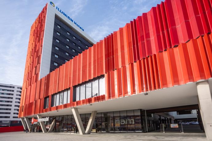 La galería atraviesa el edificio construido por encima de la terminal de autobuses cercana a Garellano