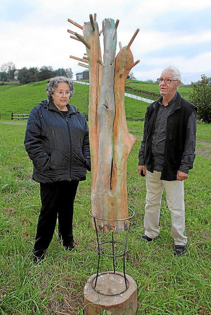 Trini Mikelarena y Joaquin Arman, posan junto a una de las esculturas que pueden contemplarse durante estas semanas en Armi.