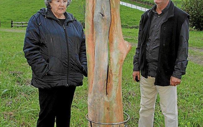 Trini Mikelarena y Joaquin Arman, posan junto a una de las esculturas que pueden contemplarse durante estas semanas en Armi. Trini Mikelarena y Joaquin Arman, posan junto a una de las esculturas que pueden contemplarse durante estas semanas en Armi.