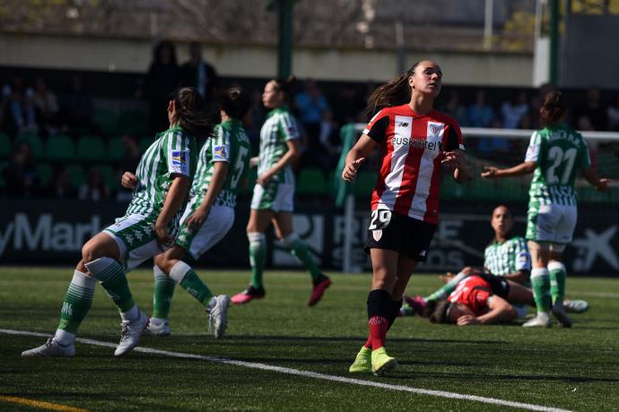 Nerea Nevado se lamenta de una acción frente al Betis.