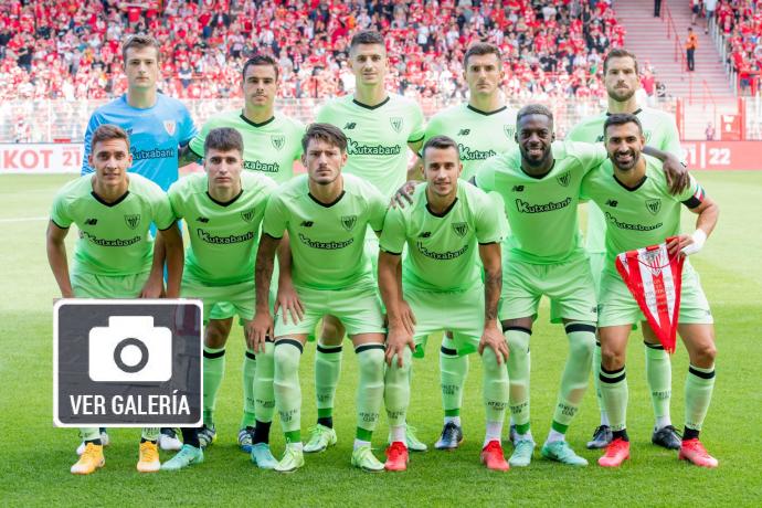 El once inicial del Athletic posa antes de enfrentarse al Unión Berlín.