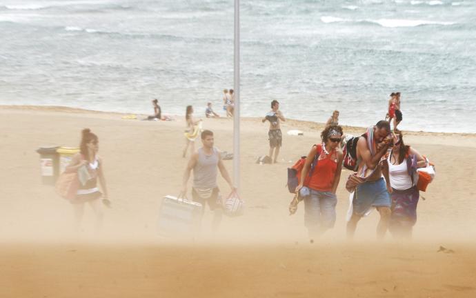 Imagen de archivo tomada en la playa de La Arena cuando los usuarios abandonaban el arenal después de que la entrada de una galerna arruinara su día de verano.